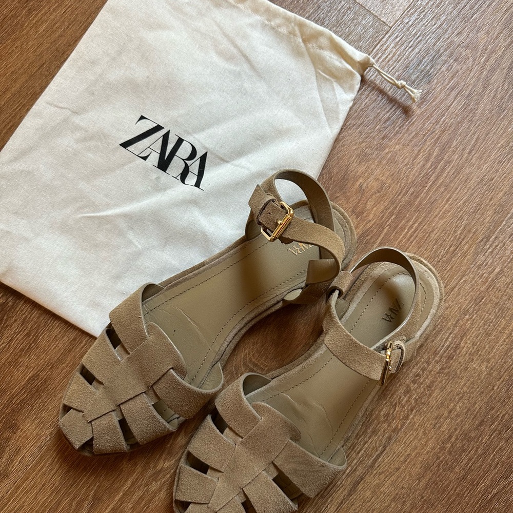 Zara 
SUEDE FISHERMAN SANDALS-Sandy Brown